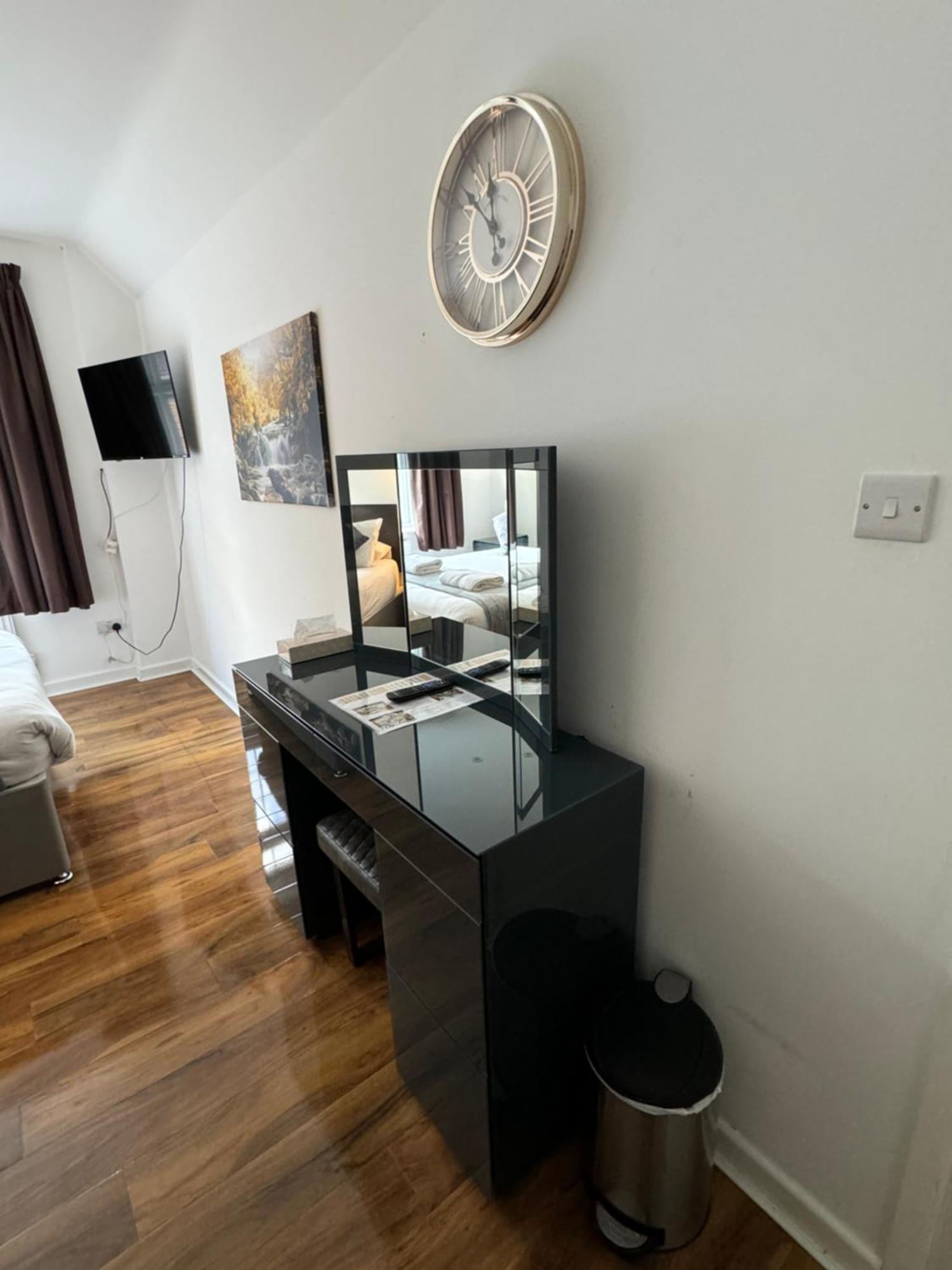 קרואולי Oakhurst Gatwick B&B מראה חיצוני תמונה